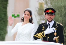 ولي العهد الأمير الحسين بن عبد الله إلى جانب الأميرة رجوة في موكب زفافهما