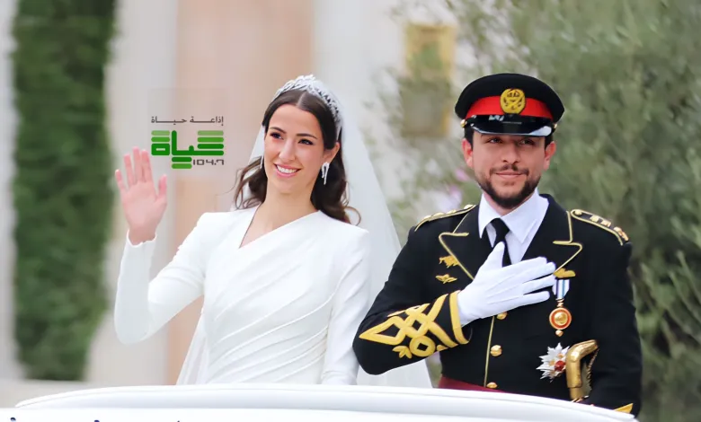 ولي العهد الأمير الحسين بن عبد الله إلى جانب الأميرة رجوة في موكب زفافهما