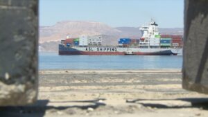 باخرة تسير بالقرب من ميناء العقبة